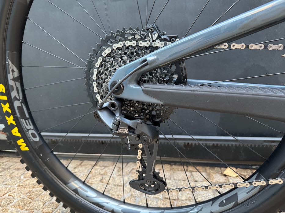 Santa Cruz Heckler 9 C — 2022 | Shimano EP8 | 720 Wh | L/XL | Carbono