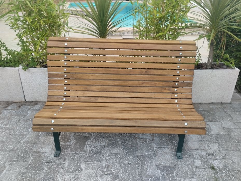 Banco de jardim em madeira e ferro