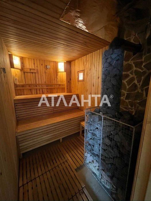 Будинок біля лісу зі ставком і сауною (торг)