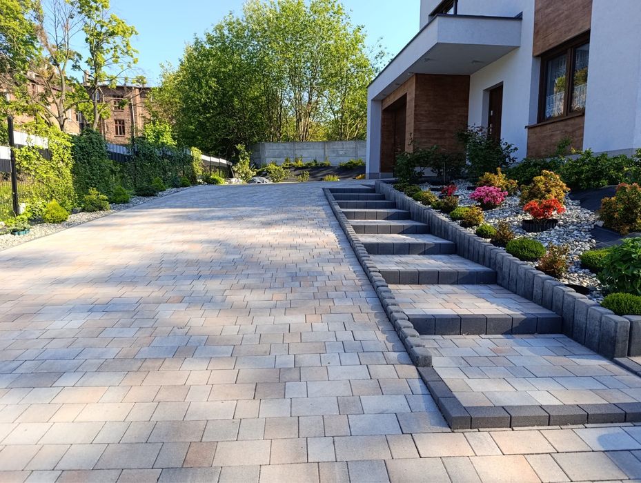 Stawiamy ogrodzenia oraz kładziemy kostke brukową