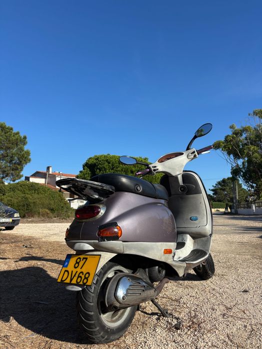 Vendo scooter Vespa ET2 de 1999 com matrícula portuguesa.
