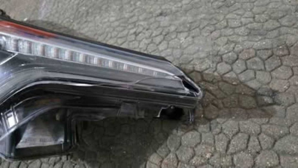 Toyota C-HR 2019 Farol direito (carcaça danificada, funciona perfeitamente, necessita