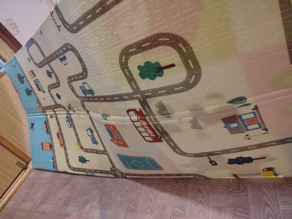 Бассейн с шариками продам вместе с ковриком