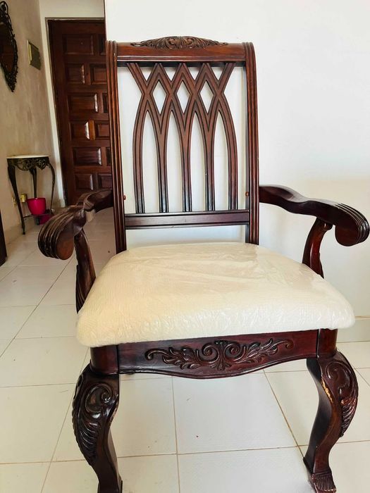 Vendo Mobília de Sala de Jantar Completa em madeira maciça (Antiga / Estilo Clássico)