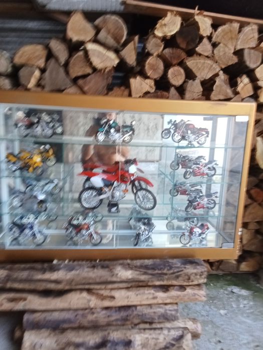 Vitrine em vidro com uma colação 12 MOTAS.