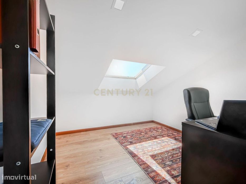 Apartamento T2 Dúplex com Vista Panorâmica e Garagem com Carregamento