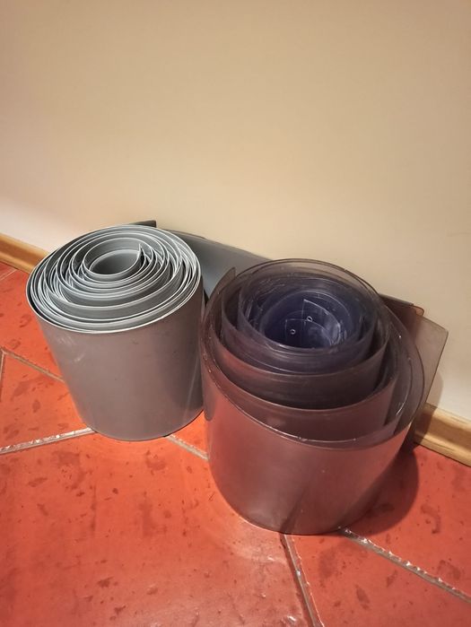 Lote de tiras usadas de PVC flexível industrial lisa.