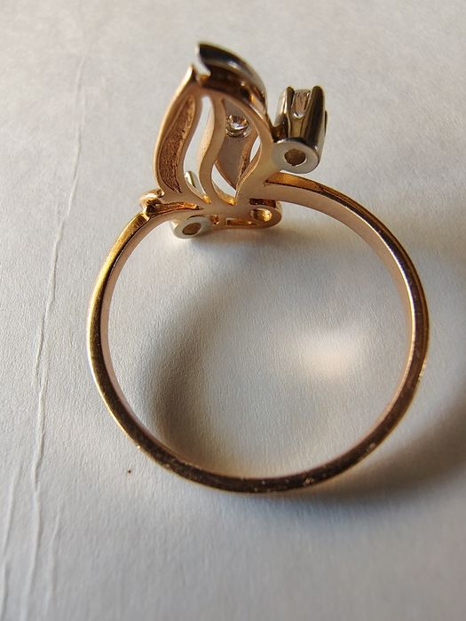 Золотое кольцо с бриллиантоми.