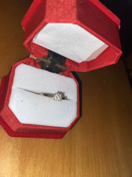 Кольцо с бриллиантом