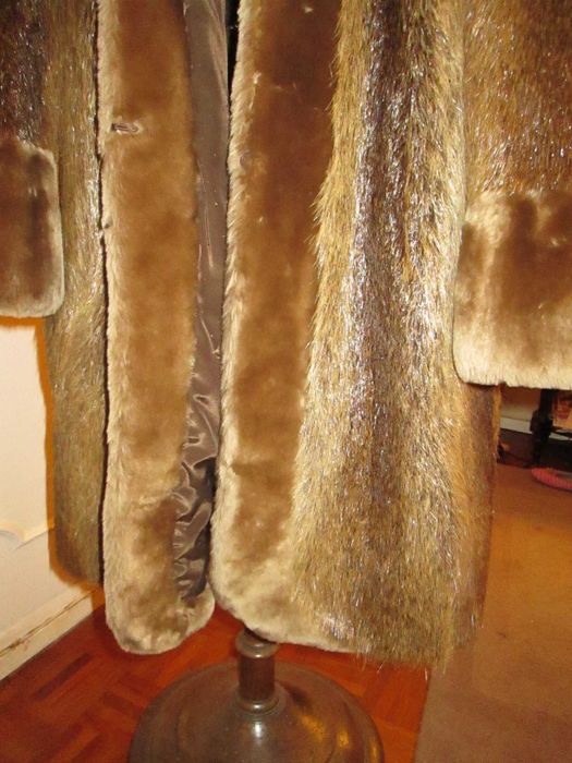 Casaco comprido de senhora em peles  verdadeiras de alta qualidade