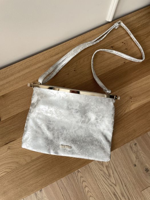 Srebrna torebka na ramie