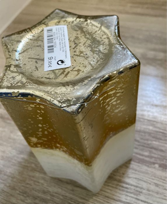 Jarra branca e dourada de formato estrela