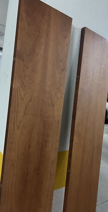 Prateleiras castanhas