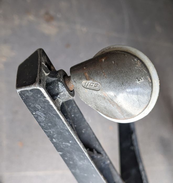 Cadeira giratória Daciano da Costa / Linha "Cortez"