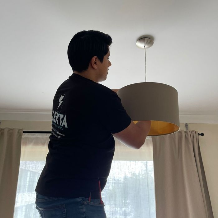 Eletricista Profissional - Serviços Elétricos em Geral.