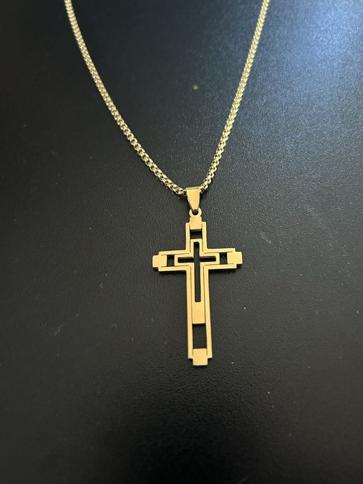 Piękny łańcuszek z krzyżykiem złoty