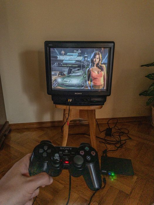 Sony Trinitron CRT TV pod retro gaming