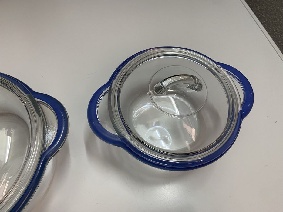Dois pirexes com tampas