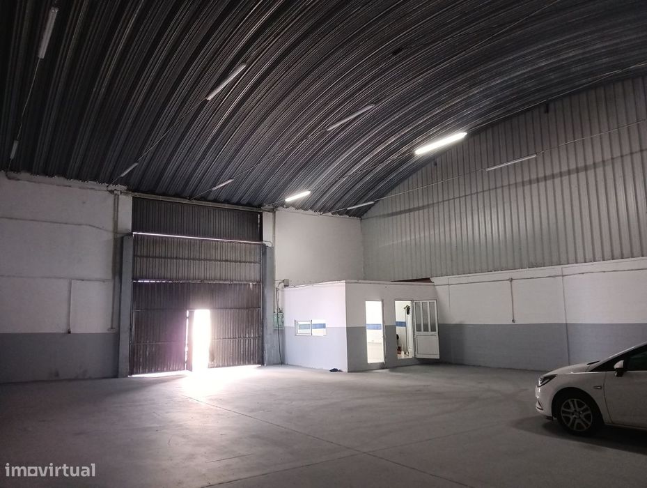 Armazém 300 m² em Alhos Vedros para arrendar