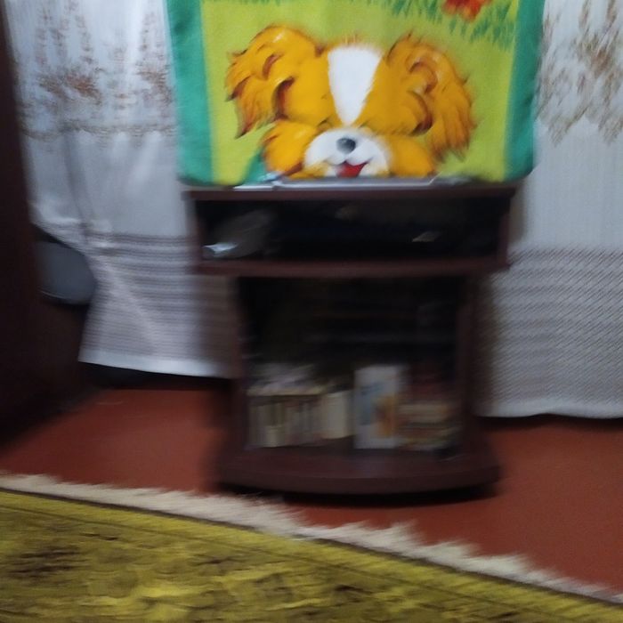 Продам столик - тумбу под телевизор.