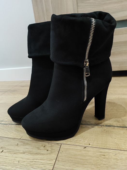 Eleganckie, wysokie buty czarne na obcasie