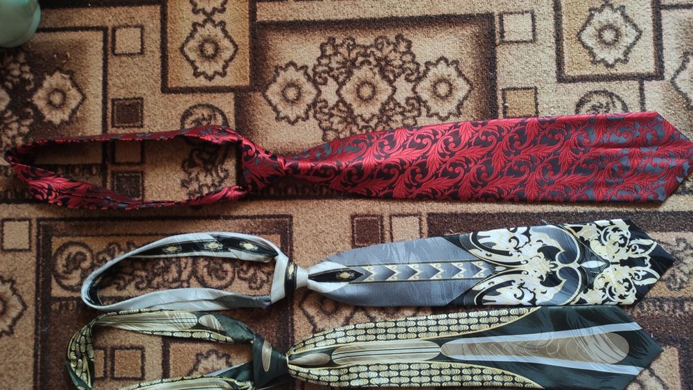 Продам 5 галстуков,все-Италия.