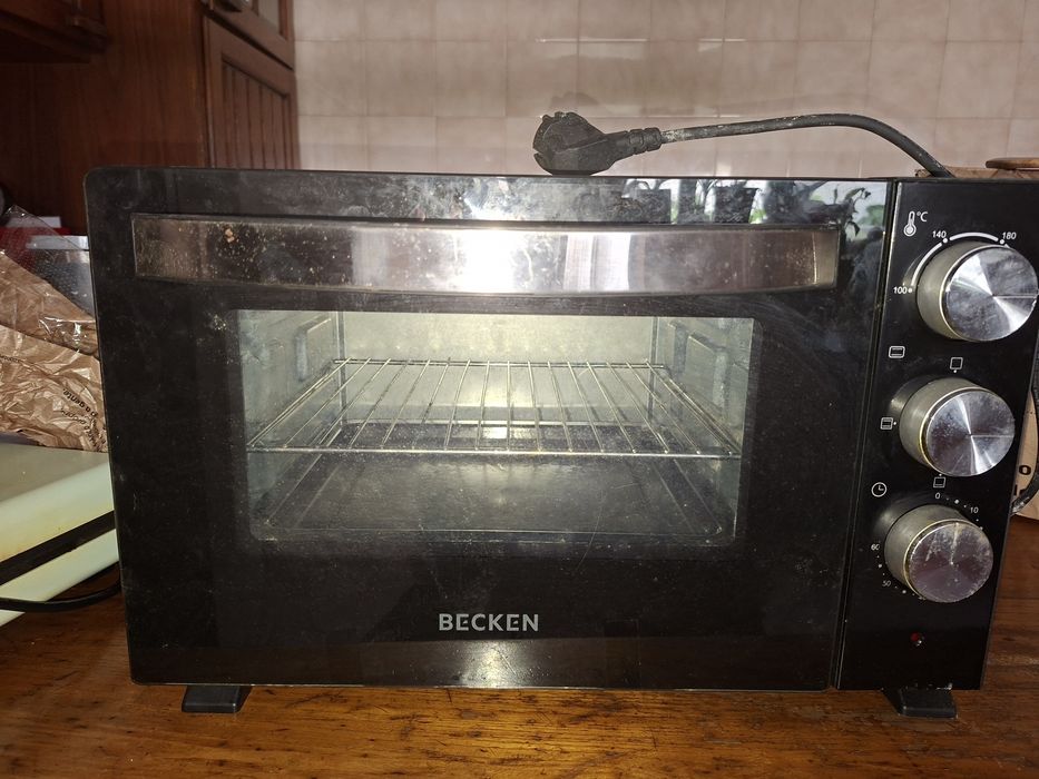 Forno ja tem alguns anos mas ainda funciona