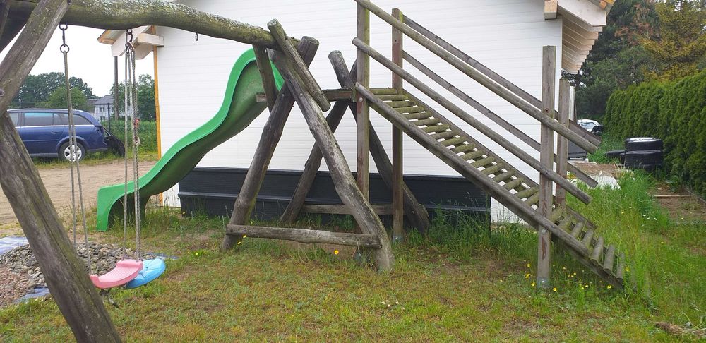 Huśtawka z placem zabaw