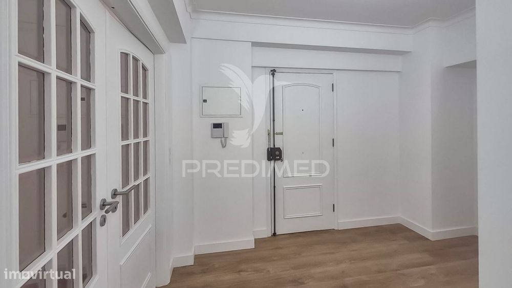 Apartamento T3 totalmente remodelado, situado na prestigiada Estrad...