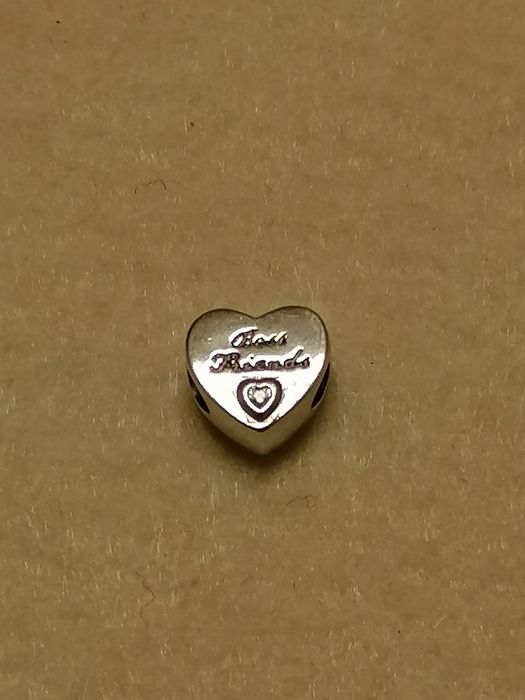 Peça tipo pandora coração amigas