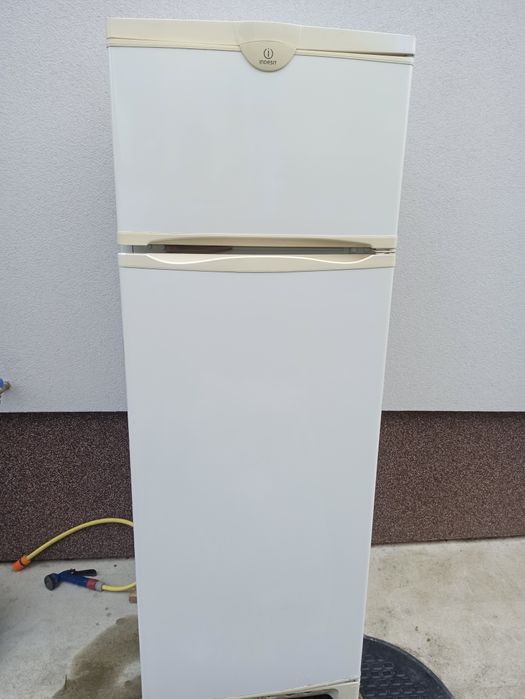 Холодильник Індезіт