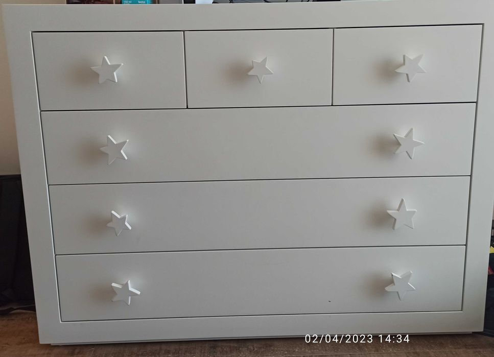 Cómoda branca com trocador de fraldas