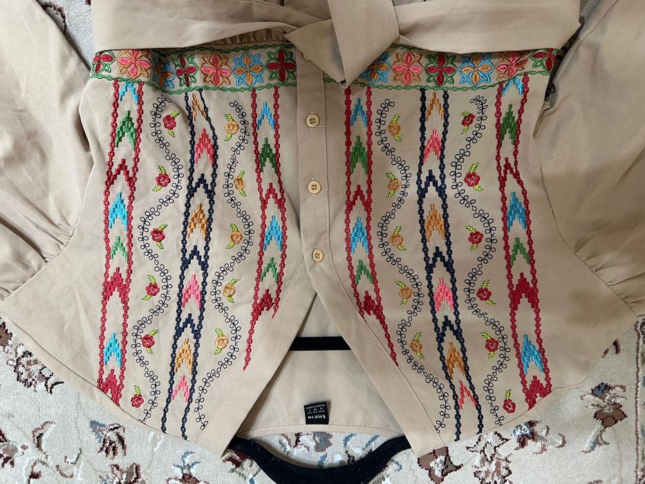 Стильна вишита блуза
