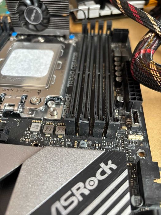 ASRock TRX40 CREATOR sTRX4 AMD TRX40 ATX AMD Quad-Channel, ver description