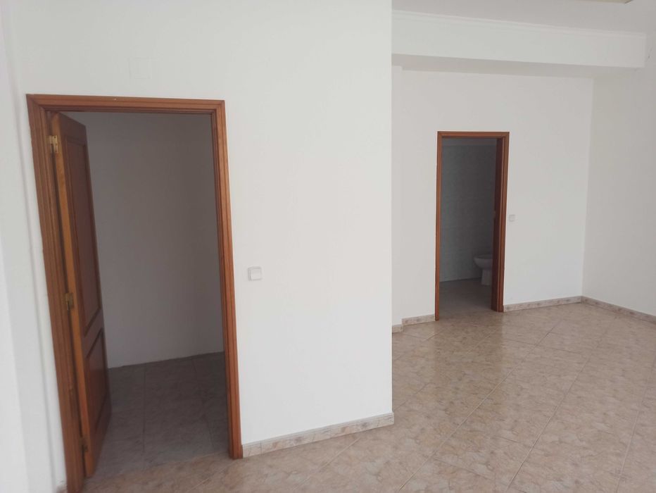 Arrenda-se Loja  Torres Novas