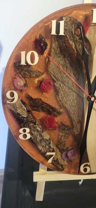 Zegar z różami w żywicy