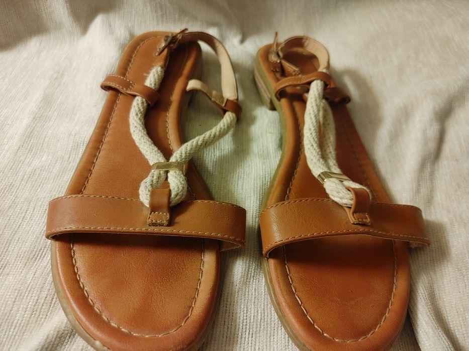 Sandálias rasas com tiras