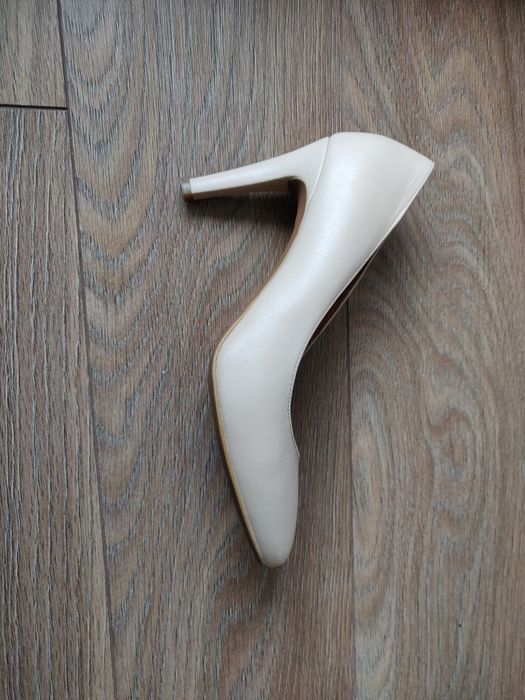 Buty na obcasie kremowe ryłko