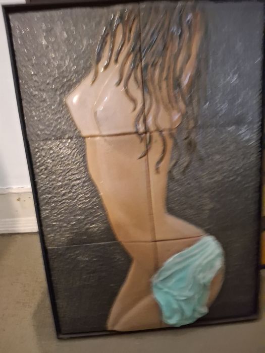 Grande escultura nu feminino