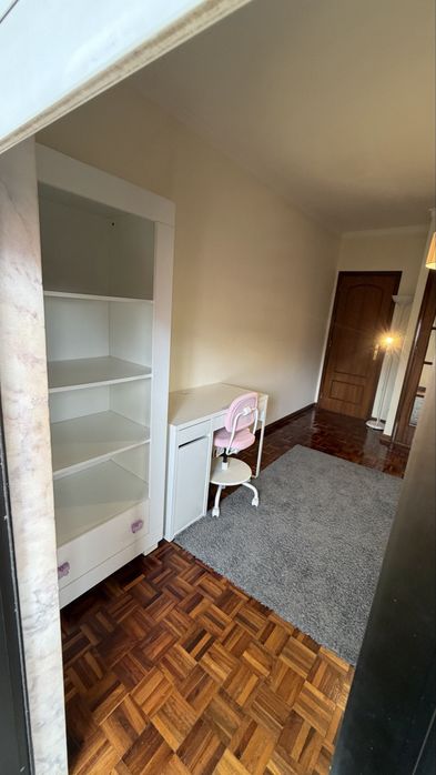 Quarto com varanda e muita luz solar
