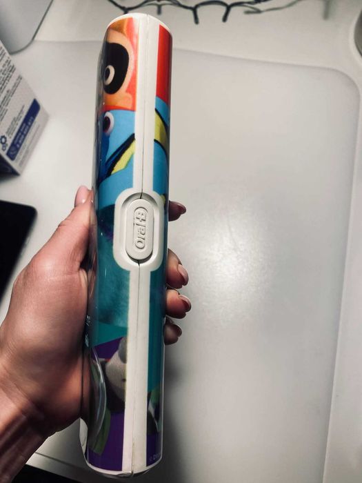 Электрическая зубная щетка oral-b