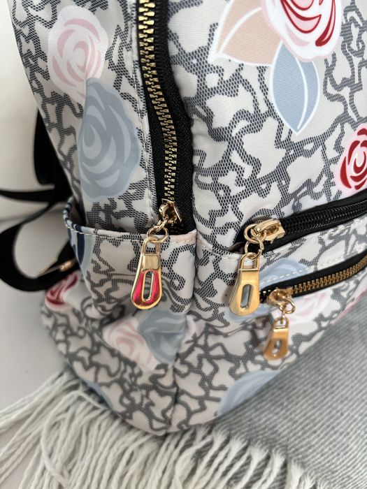 Mochila nova com padrão flores “TOUS”