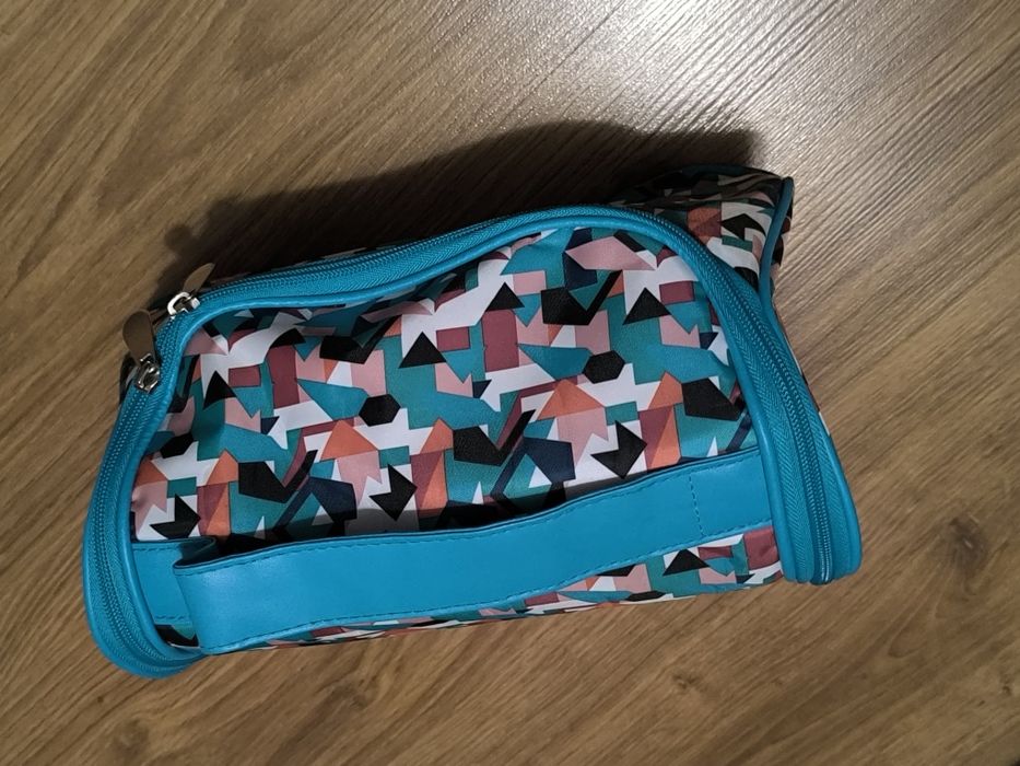 Duża kosmetyczka bardzo pojemna w wzory