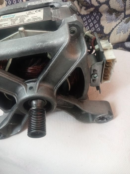 Електродвигун для стиральной машинки indesit