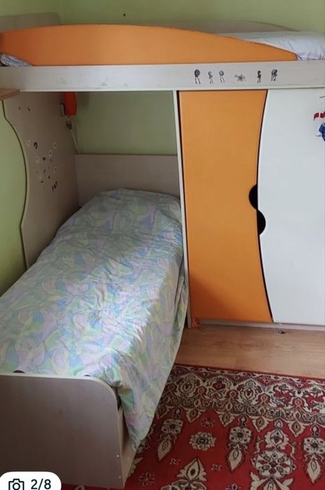 Дитячі меблі: двоповерхові ліжка 190 см, шафи, стіл, комод