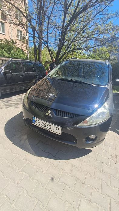 Автомобіль Міцубісі Грандис