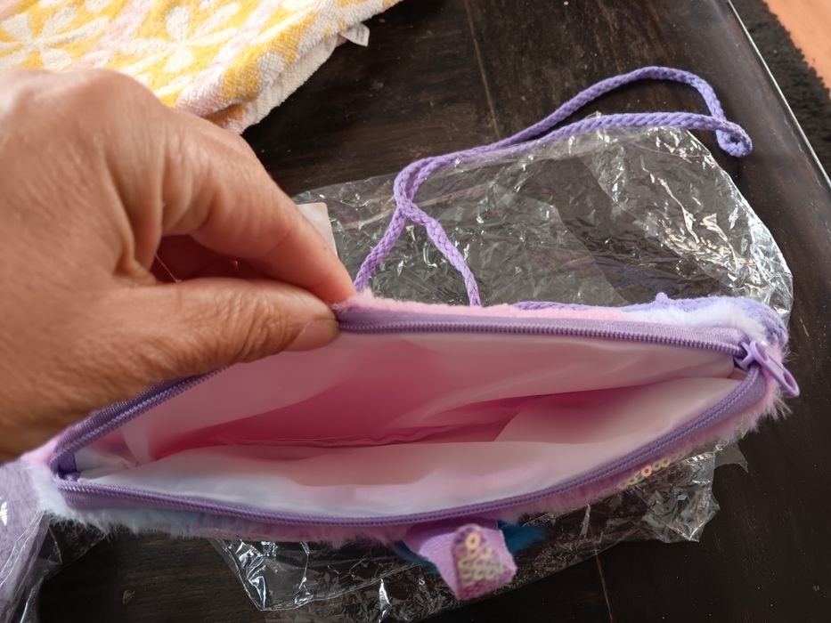 Bolsinha em pelúcia e lantejoulas unicórnio