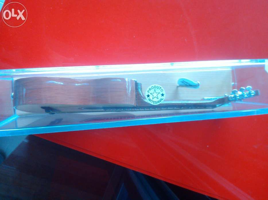 Guitarra clássica (caixa em acrílico) em miniatura