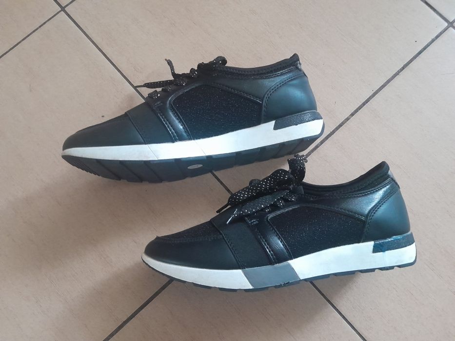 Modne czarne adidasy
