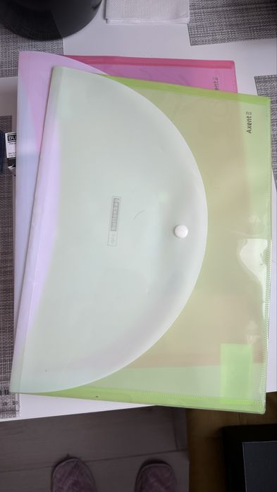 Канцтовари ручки карандаши маркери папір папки скоби скріпки